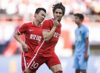 Pato faz dois em empate do Tianjin no Chinês e comemora com dancinha
