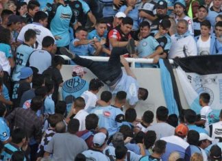 Morre torcedor do Belgrano arremessado da arquibancada