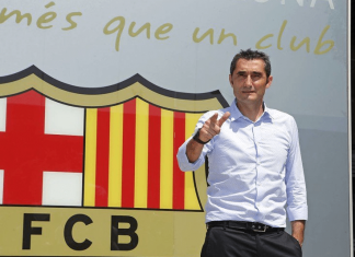 Ernesto Valverde chega ao Barcelona e comemora contrato com o clube