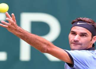 Federer despacha atual campeão e avança à semifinal em Halle