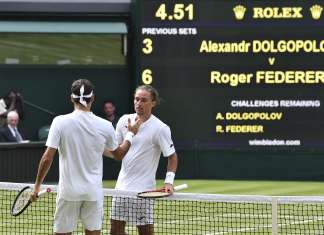 Federer e Djokovic avançam com desistências de rivais em Wimbledon