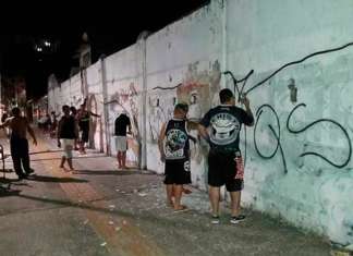 Torcedores trabalham para revitalizar muro do Baenão
