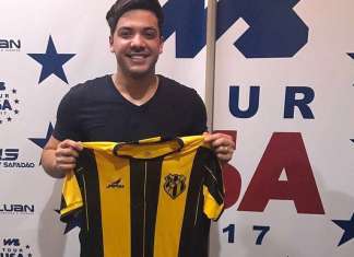 Safadão é registrado com camisa do Castanhal nos EUA