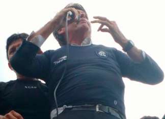 Bolsonaro veste a camisa do Remo em discurso em Belém