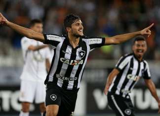 Botafogo-RJ derrota Corinthians e briga pelo título está aberta