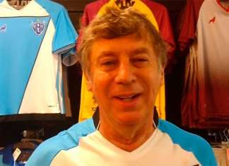 Flávio Venturini posa com blusa do Paysandu em Belém