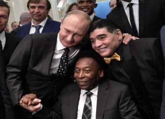 Pelé posa com atletas e é exaltado por presidente da Fifa em sorteio