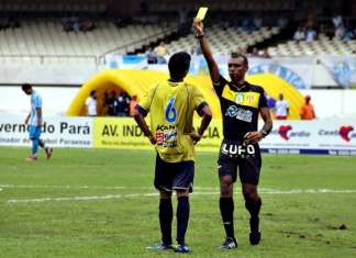 Árbitro paraense recebe escudeto da Fifa na CBF
