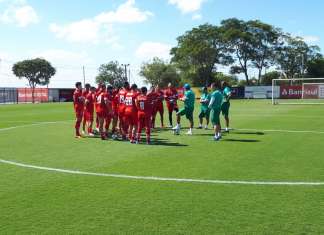 Time bicolor realiza treino no CT do Inter e recebe visita especial