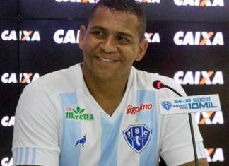 Walter promete dedicação e gols. Veja a visita do atacante à redação do DOL