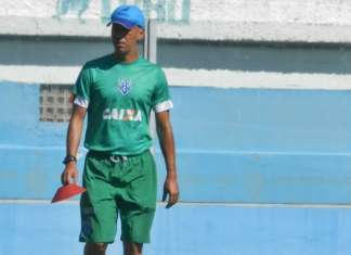 Auxiliar comanda os trabalhos no Papão antes da chegada de Dado