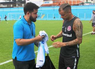Meia D’Alessandro recebe camisa do Paysandu durante treino Colorado em Belém