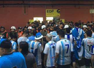 Torcida do Paysandu faz protesto agressivo contra o time e ônibus é apedrejado