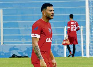Lateral bicolor acredita no apoio da torcida para vencer o rival