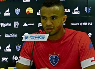 Enquanto a torcida protesta, jogadores do Papão tentam se concentrar no campo