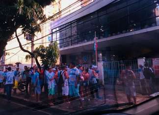 Torcida do Paysandu protesta em frente da sede social