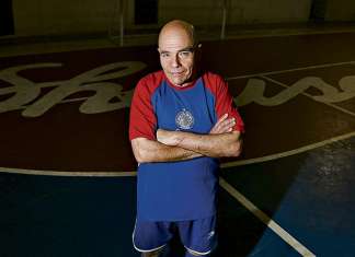 residente, técnico, atleta e administrador da Associação Esportiva Shouse, Roberto Martins acumula a experiência não só na idade, mas também na tática em fazer futsal. Aos 65 anos, ele atua na Liga Nacional de Futsal realizando um sonho que não é só dele, mas de todos os atletas do clube, que estendem o orgulho de representar o Estado diante de grandes clubes do Sul do País. Shouse e o sonho da Liga Nacional de Futsal Administrando o primeiro clube a participar dessa competição nacional, passando na frente dos grandes nomes como Remo e Paysandu, Roberto precisa pensar no Shouse em todos os aspectos. Na entrevista a seguir, ele conta quando pretende pendurar as chuteiras e avalia o cenário do futsal no Estado, além de relatar qual o principal desafio do Shouse, sendo o estreante do Norte e Nordeste na competição. O que te motivou a criar o Shouse? Minha índole competitiva, a continuidade de minha vida de atleta e a motivação de praticar esportes ao lado dos meus filhos. Desde quando você joga? Como atleta federado, desde 1995, quando defendi as cores do Clube do Remo nos campeonatos sênior, veterano e máster. Ou seja, iniciei de trás para frente… Pretende parar quando? Como atleta federado na categoria adulto local, quando perceber que não consigo mais usar a experiência para equilibrar a força dos mais novos. No nível da Liga Nacional de Futsal, acho que este ano, pois pela falta de tempo para me preparar mais fisicamente, penso que estou atingindo o limite. Como você avalia o cenário do futsal no estado? O futsal no Pará se situa no topo na região Norte. Em nível nacional, penso que a falta de recursos materiais dificulta muito o crescimento do fantástico material humano existente. Existe a necessidade de intercâmbio que permita o crescimento de nossos técnicos e atletas, no sentido de todos entenderem que o esporte é primordialmente coletivo e, a partir dessa premissa, adotarem outros parâmetros de qualidade. O que fazer para que o futsal no Estado se aperfeiçoe e apareça no cenário nacional cada vez mais, feito o Shouse nesta competição? É necessário, imprescindível, que as empresas adotem os clubes. É desejável que o poder público, em todas as esferas, entenda que o crescimento do esporte trará inúmeros benefícios para todos pela visibilidade que trará ao Estado do Pará. Estamos nos esforçando para servir como exemplo. Qual o maior desafio de ser estreante na Liga? Nosso maior desafio é conseguir galgar os degraus que nos separam física e tecnicamente do Sul do Brasil. (K. L. Carvalho/Diário do Pará)