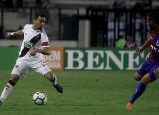 Yago Pikachu estreia como capitão vascaíno e marca único gol da partida