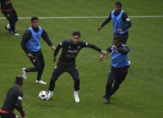 Às vésperas da estreia, Guerrero fica entre os reservas em treino do Peru