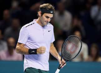 Federer leva susto no primeiro set, mas vira e avança na Alemanha