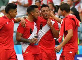 Após vitória do Peru, Cueva chora e é consolado por Guerrero