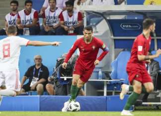 Com três de Ronaldo, Portugal e Espanha empatam na estreia de Hierro