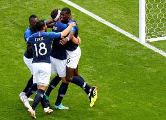França é salva por tecnologia da arbitragem e vence a Austrália no sufoco