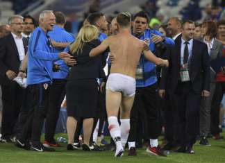 Técnico da Croácia evita euforia, mas Rakitic tira a roupa em campo