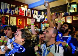 Argentinos sofrem, mas celebram classificação às oitavas da Copa