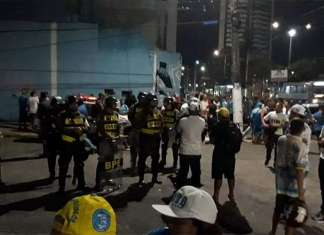 Confusão na Curuzu: PM impede que torcida revoltada agrida atletas. Veja!