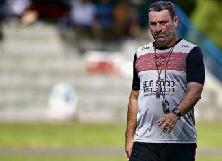 Novo técnico do Paysandu chega de mala e cuia