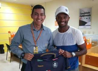 Torcedor recebe surpresa de jogador do Remo no trabalho