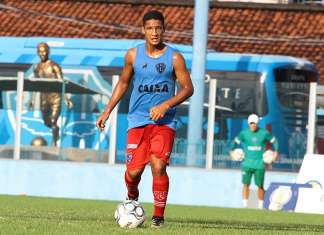 Garoto da base bicolor agrada em jogo-treino