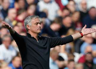 Ex-jogador inglês isenta Mourinho e culpa jogadores por má fase do United