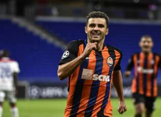 Brasileiro marca duas vezes, mas Shakhtar cede empate ao Lyon