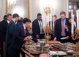 Trump recebe time campeão universitário com buffet de fast food