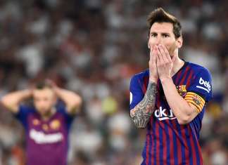 Preocupados, Messi, Piqué e Suárez improvisam reunião em ônibus