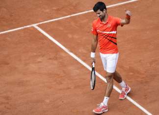 Djokovic domina polonês e chega à 22ª vitória seguida em Grand Slams