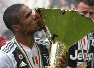 Especulado no PSG, Douglas Costa garante permanência na Juventus