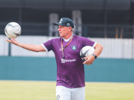 Técnico incentiva garotos em bate papo com o sub-8 do Remo