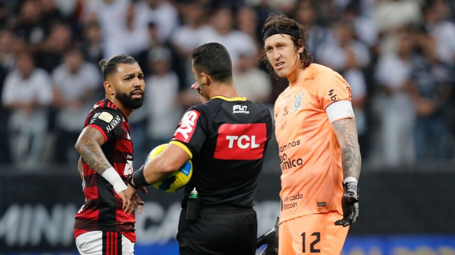 Du Queiroz com o domínio da bola em jogo contra o Flamengo