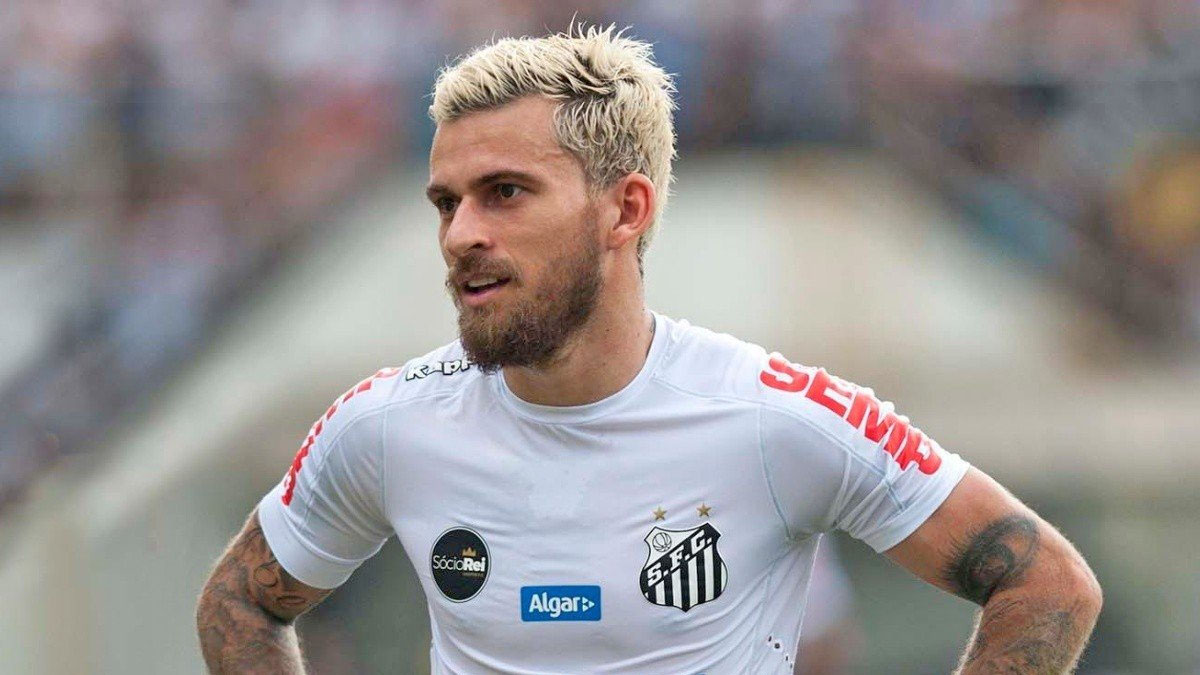 Com pedido de desculpas à torcida, Lucas Lima anuncia retorno ao Santos