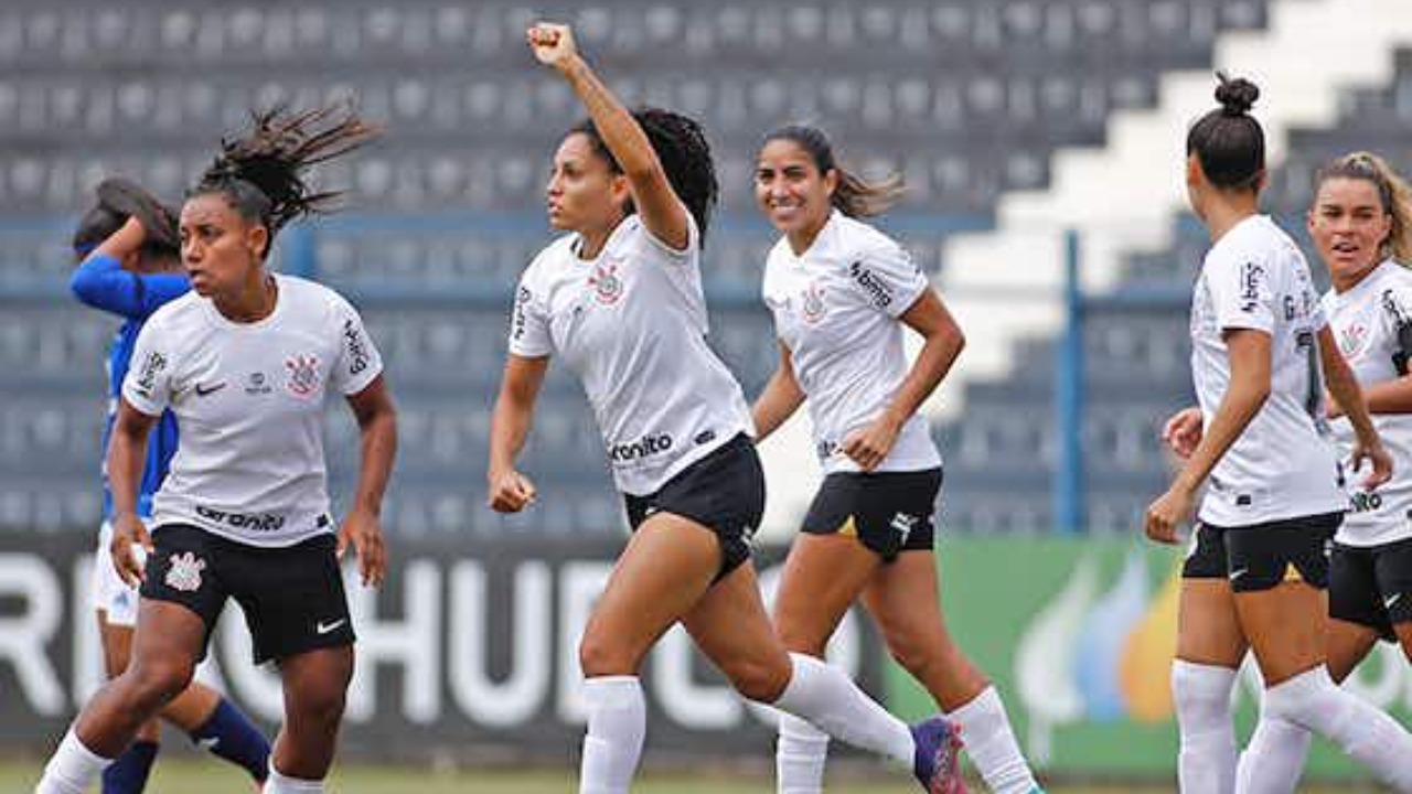 Corinthians goleia a Portuguesa na Fazendinha e assume a liderança