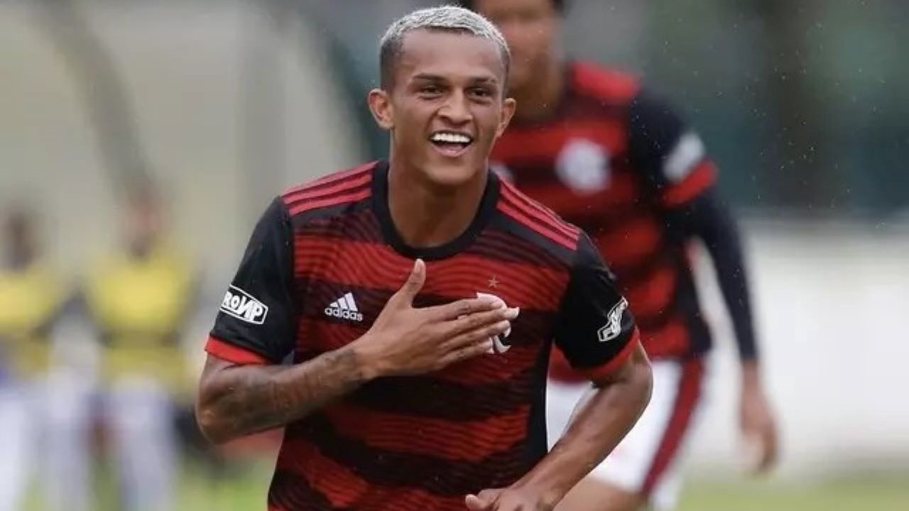 Flamengo contrata lateral-direito do Atlético Tubarão