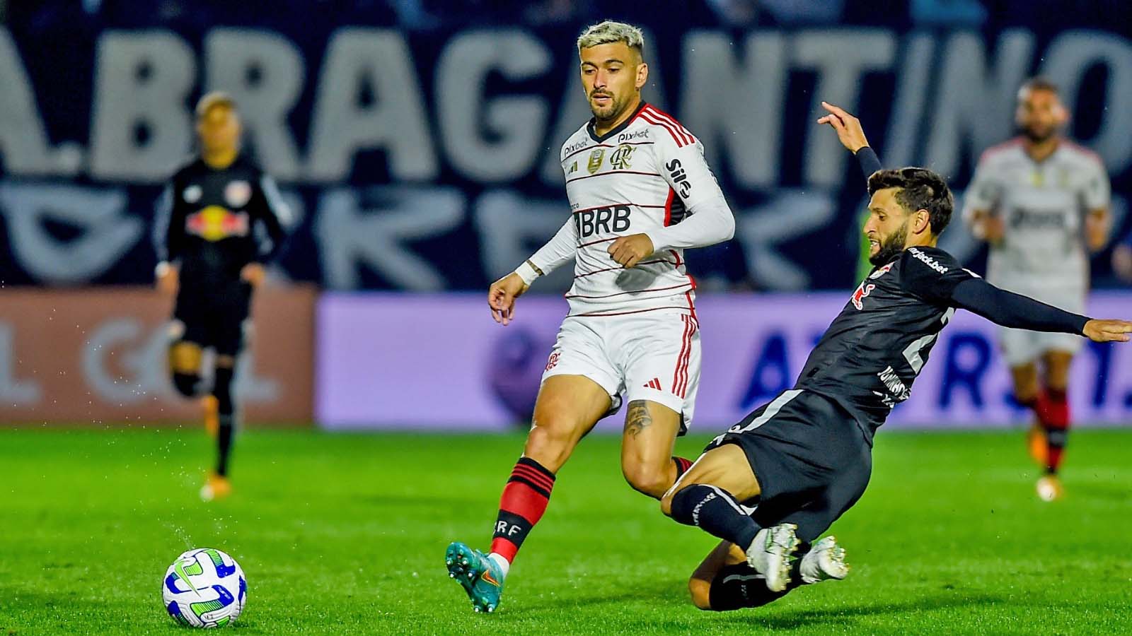 Flamengo sofre goleada de 4 a 0 contra o Bragantino em partida desastrosa