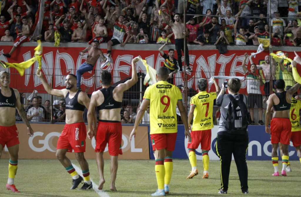 De virada! Brusque marca quatro gols, vence Operário e se aproxima da série  B