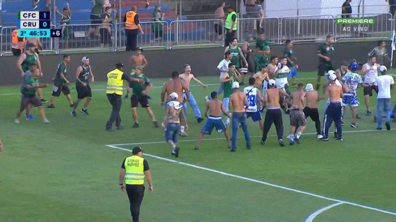 Coritiba x Cruzeiro: briga generalizada entre torcidas interrompe