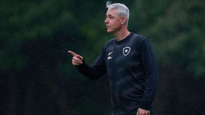 Técnico do Botafogo se justifica após goleada no clássico