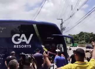 Vídeo: Polícia escolta Clube do Remo no desembarque a Belém