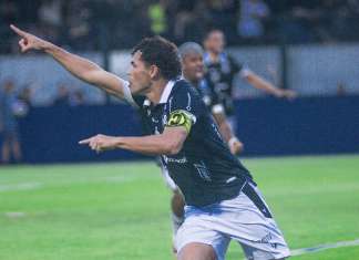 Camilo “invade” cabine de TV para defender o técnico Catalá